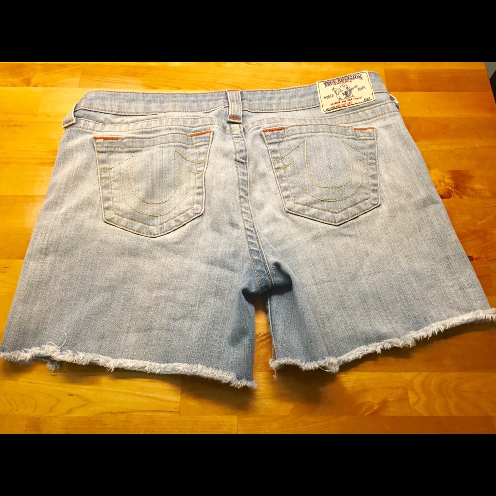 ❤️ True Religion cutoff denim shorts, size 32.